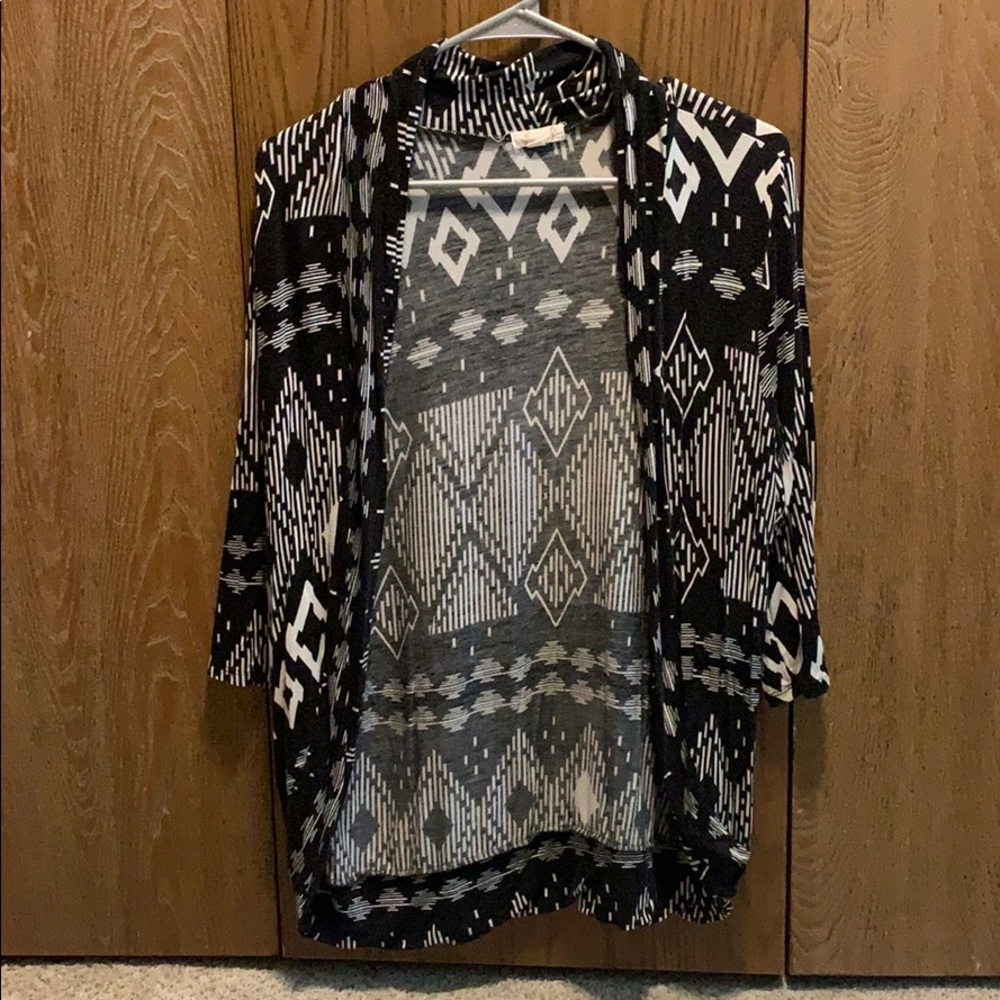 Cardigan. 3/4 sleeved, tribal print.